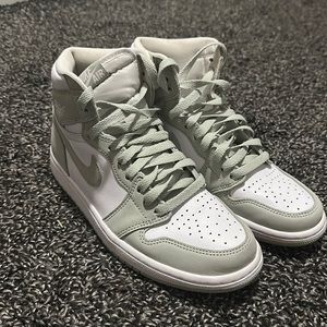 Nike Air Jordan Seafoam green women’s 7.5